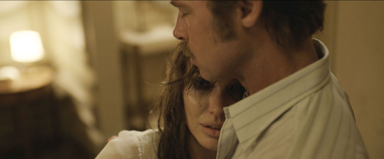 Se les acabó el amor de tanto pasearlo. Brad Pitt y Angelina Jolie anunciaban su traumática separación después de 12 años de “plena” felicidad. La sombra del maltrato, las drogas e incluso varios escarceos por parte del actor, llevaron a la gran pantalla la última película protagonizada por ambos, ‘Frente al mar’, dirigida por la mismísima Jolie, como un mal augurio de lo que les esperaba. ¿Sobre la cinta en cuestión? Premio para el que consiga terminar de verla…