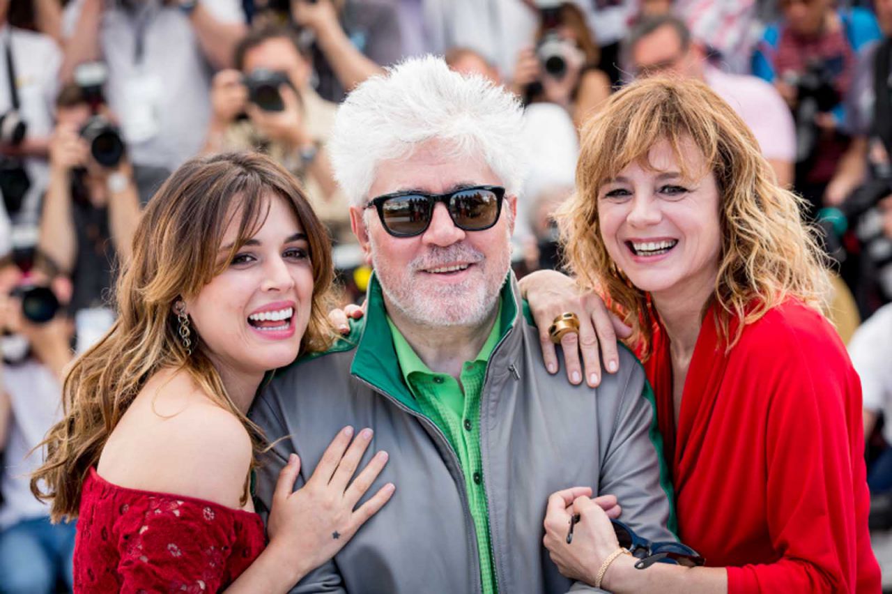 No se puede decir que Fernando Trueba y Pedro Almodóvar no lo intentan. Sin embargo, ya sea por su forma de hacer cine o por su marcado carácter, no terminan de convencer al público que les vio nacer. Almodóvar volvió al drama más dramático, valga la redundancia, lo que ha llevado a ‘Julieta’, con Adriana Ugarte y Emma Suárez, a representarnos en los Oscar.