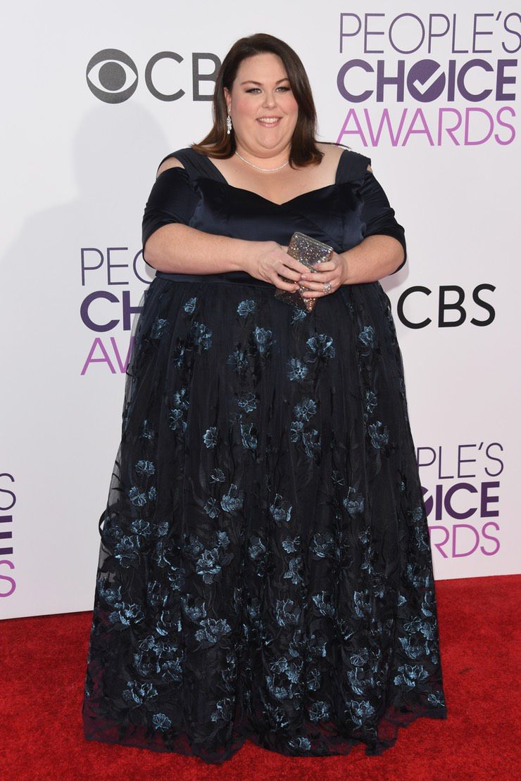 HOT
4. Chrissy Metz es el claro ejemplo de que no todas tienen que parecer sacadas del catálogo de Victoria’s Secret. Me fascina esa caída del vestido con flores azules bordadas sobre el tul.