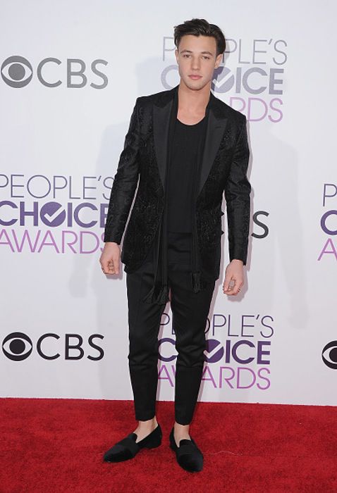 HOT
9. Me encanta que los hombres arriesguen a la hora de seleccionar su traje, por ello Cameron Dallas se encuentra en esta lista.
