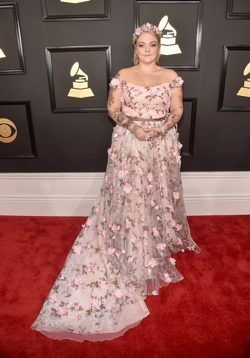 Hot
3. Me quedado prendado del vestido de Elle King, parece una ninfa de los bosques más sagrados de nuestra imaginación.