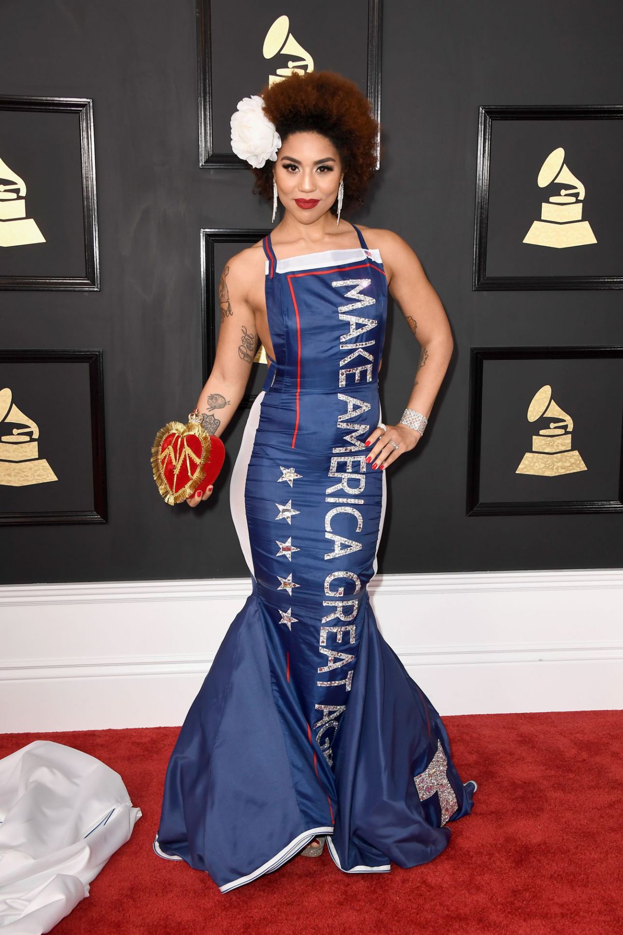 Not
6. Un vestido que dice Make America Again Trump… Perdona pero no, Joy Villa. No es ocasión para llevar cosas así.