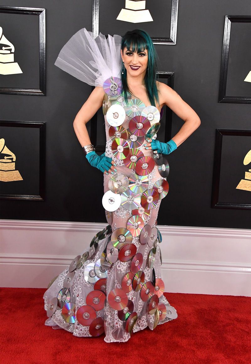 Not
8. Los discos que lleva Jacqueline Van Bierk en su vestido, ¿serán auténticos o se trataran de copias ilegales…?