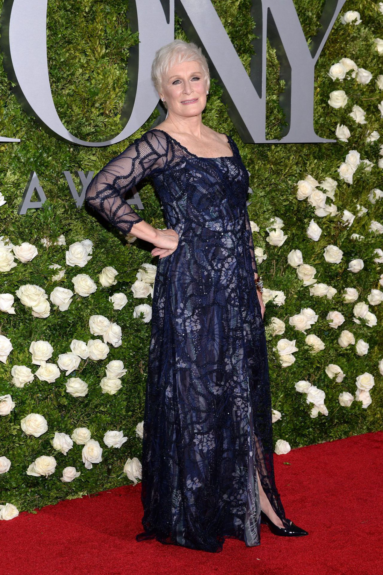 5. Este vestido azul noche con alguna transparencia le sienta magnifico a Glenn Close.
