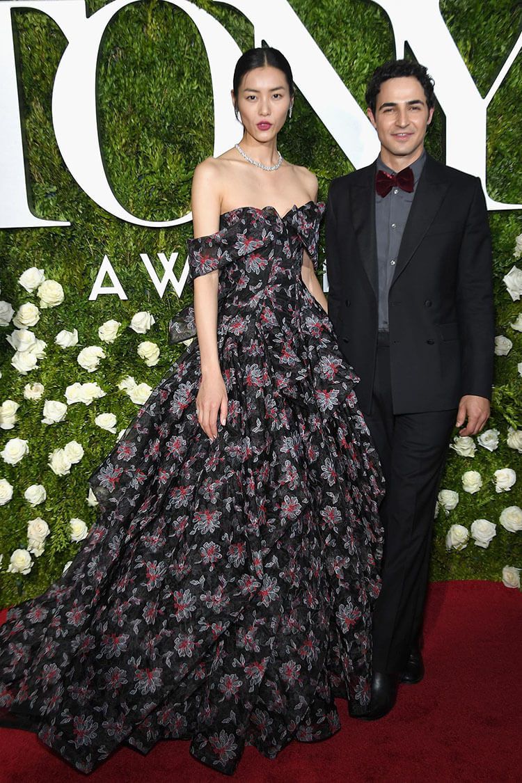4. Liu Wen junto al diseñador de su vestido, Zac Posen.
