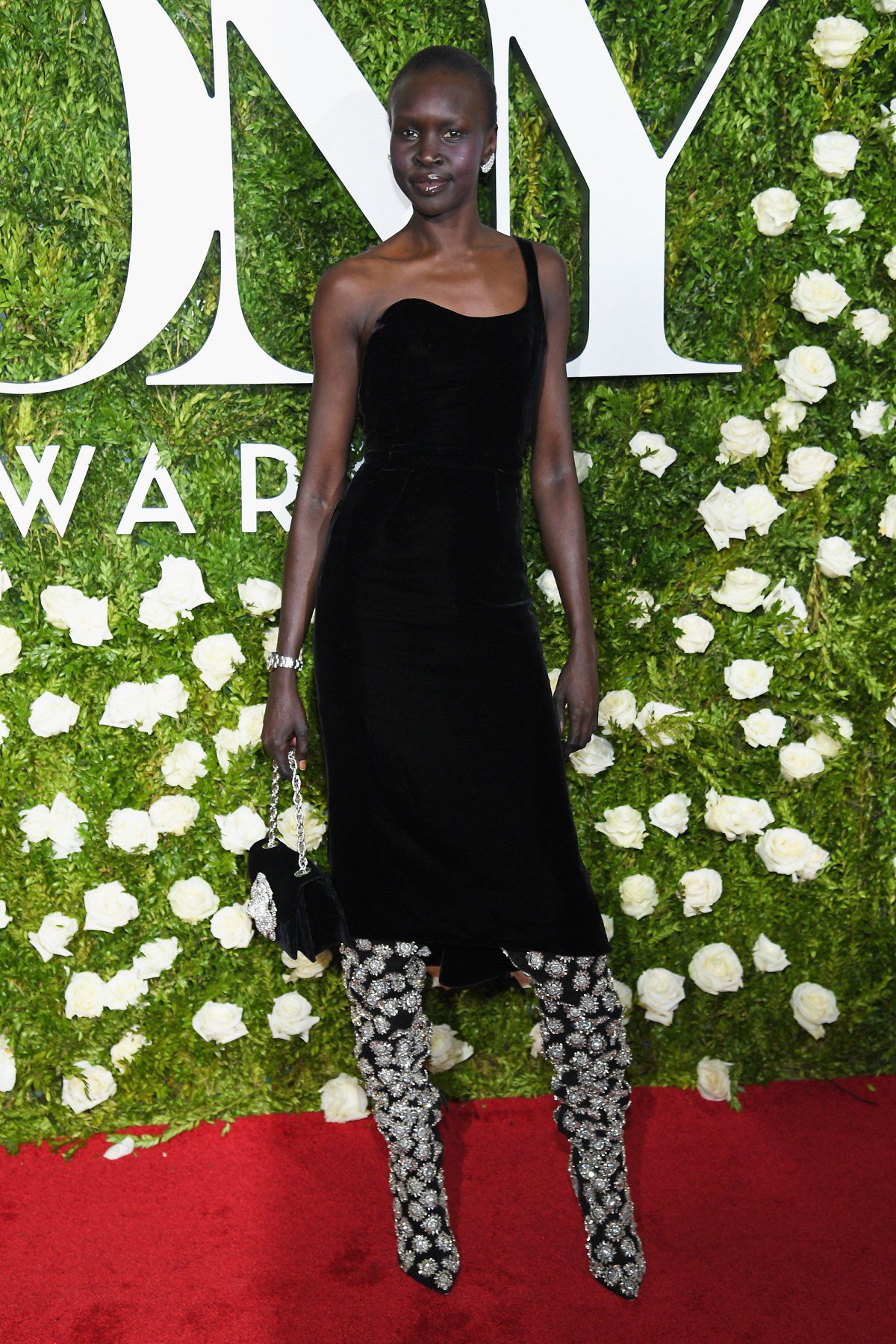 9. Alek Wek y su total look de Óscar de la Renta.