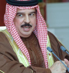 El rey de Bahréin anuncia cambios en la Constitución