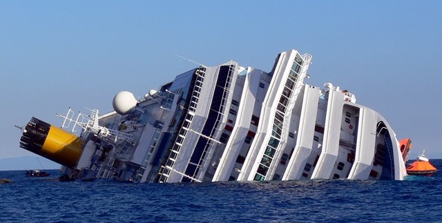 Hallan cuatro cadáveres del Costa Concordia un mes después de la tragedia