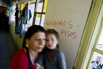 Desalojan a las familias que okupaban un antiguo cuartel de la Guardia Civil