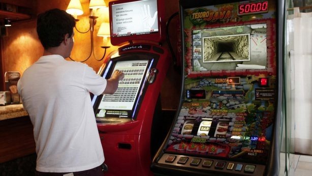 Detenido en un bar por amenazar al propietario con una motosierra