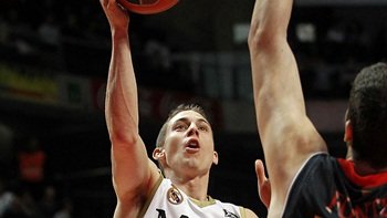 El conjunto blanco vuelve al liderato de la mano de Carroll 
