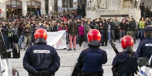 La Ertzaintza restringe el uso de pelotas de goma tras la muerte de un joven