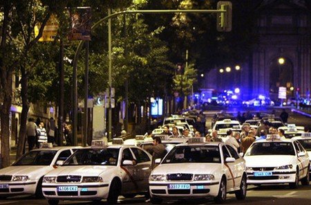 Detenido un taxista que golpeó con un extintor a un cliente que no pagó