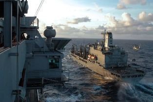 Un barco militar norteamericano dispara contra una embarcación en el Golfo Pérsico