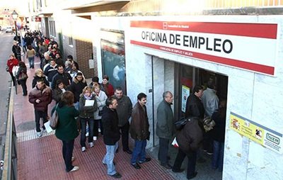 El paro baja casi 100.000 personas en junio