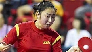 Shen Yanfei cae en tenis de mesa