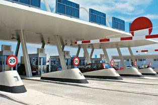 Los peajes en las carreteras madrileñas se implantarán en 2013