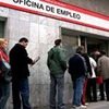 El paro baja casi 100.000 personas en junio