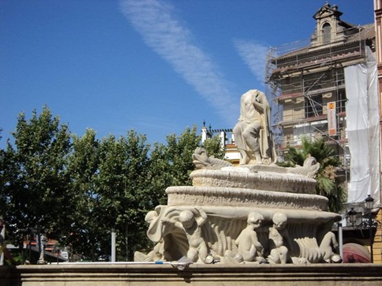Decapitada una escultura en Sevilla