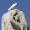 Decapitada una escultura en Sevilla