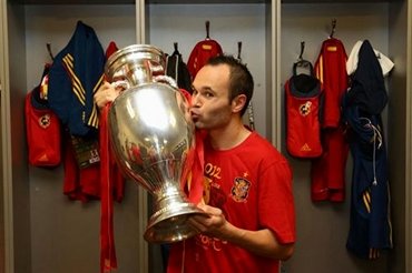 Iniesta engrandece su leyenda