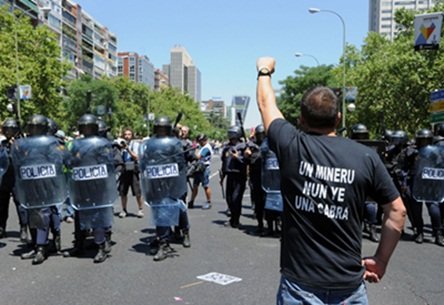 Cargas policiales contra la causa minera ante el Ministerio de Industria