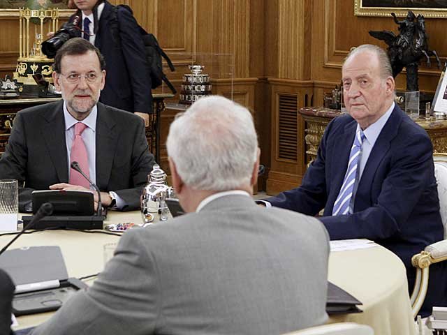 El Rey busca soluciones para salir de la crisis