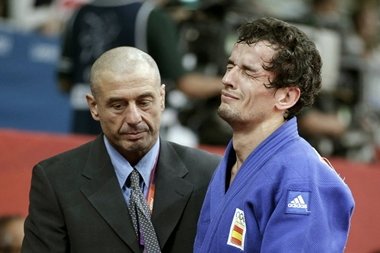 Sugoi Uriarte tras conocer la decisión de los árbitros, que daban la victoria al surcoreano Jun-Ho Cho