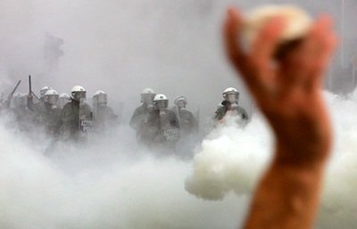 Grecia vuelve a arder ante los nuevos recortes del Gobierno