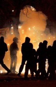 Grecia vuelve a arder ante los nuevos recortes del Gobierno