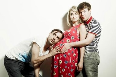 Tres no son multitud