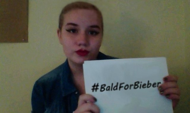 Las fans de Justin Bieber se rapan por error