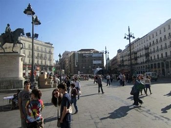 Terrazas y árboles en la Puerta del Sol