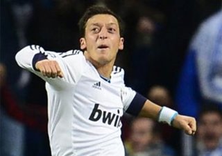 Özil salva al Madrid de la catástrofe 