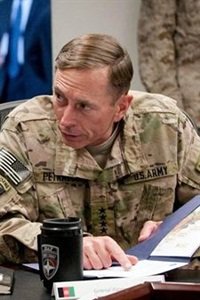 Una relación extramatrimonial acaba con el puesto del director de la CIA