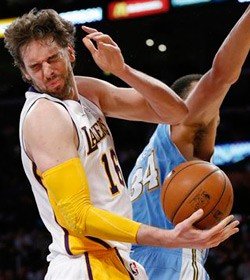 Pau Gasol casi se rompe la nariz 