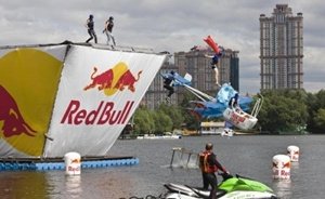 Los Red Bull caen al agua