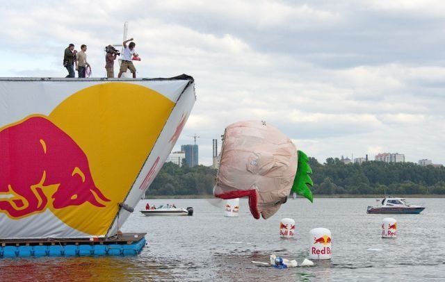 Los Red Bull caen al agua