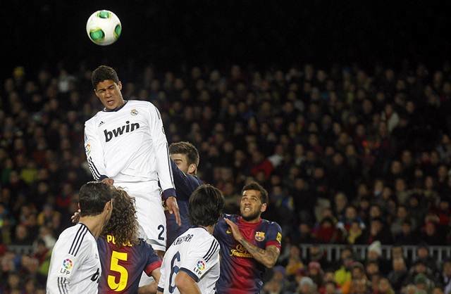 Los blancos revientan el Camp Nou