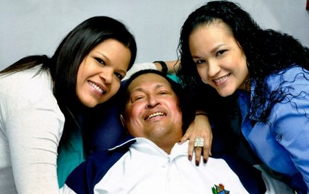 Una de las últimas imágenes de Chávez en el hospital junto a sus hijas