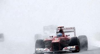 Vettel baila bajo la lluvia
