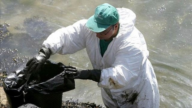 Un sabotaje provoca un vertido en la playa de Os Castros