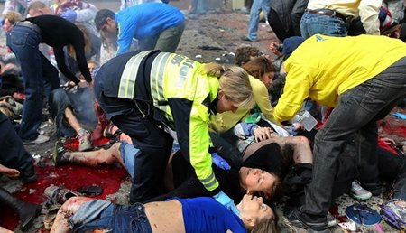 El personal sanitario atiende a los heridos tras la explosión.