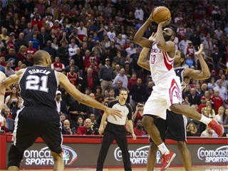 Vuelve Pau, pero Lakers no encuentra el rumbo
