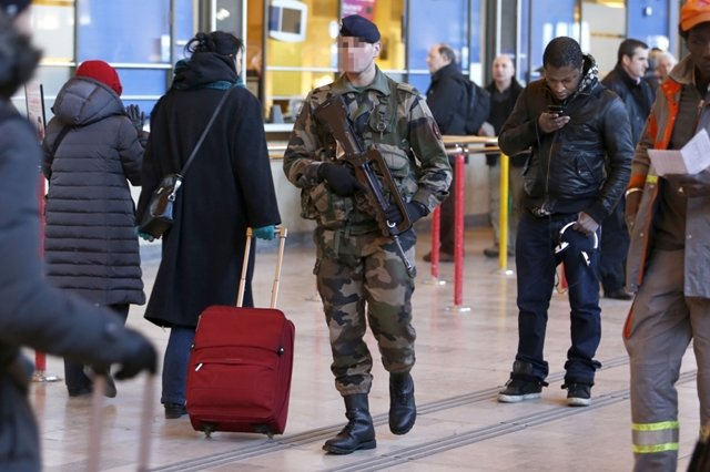 Francia en alerta tras ataque a un militar