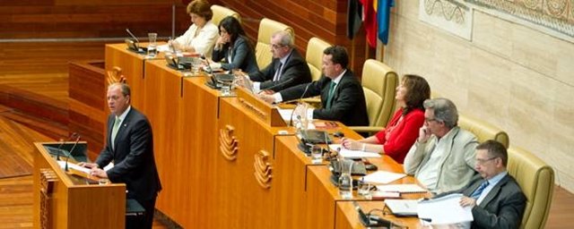 Monago desafia las tesis del PP