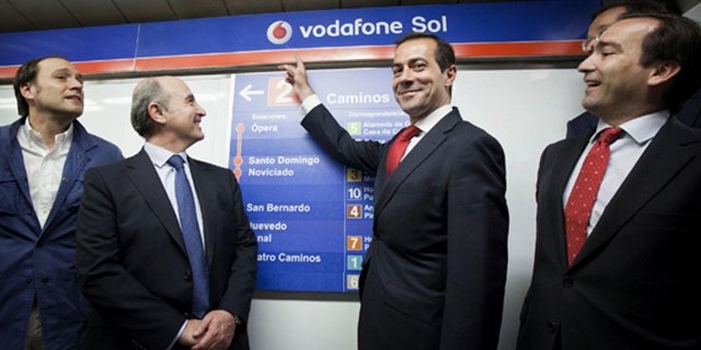 La estación de metro de Sol engullida por Vodafone