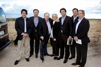 Doce mil currículum vitae para Adelson
