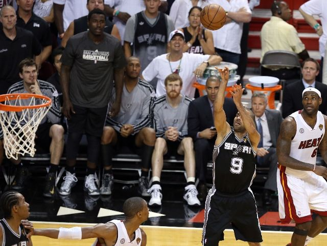 San Antonio golpea primero