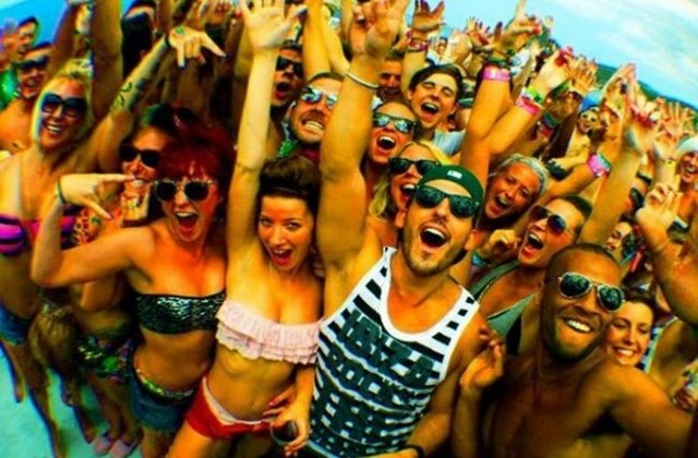 Acosamos a las extranjeras en sus vacaciones